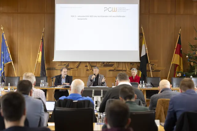 Die Sitzung der Planungsgemeinschaft Westpfalz: Leitender Planer Dr. Hans-Günther Clev (von links), PGW-Vorsitzender Ralf Leßmeister und Beate Kimmel, OB der Stadt Kaiserslautern  | Foto: Kreisverwaltung KL/gratis