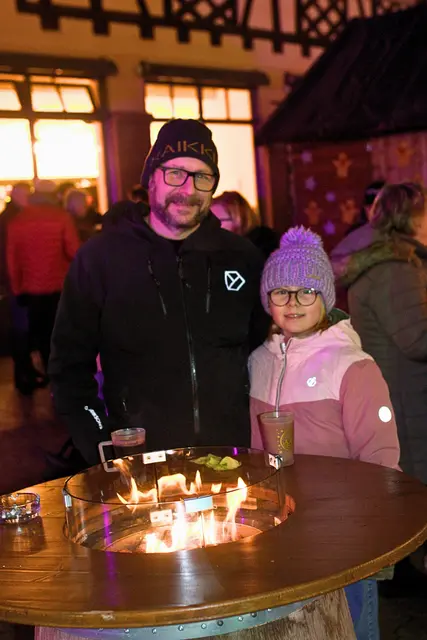 Heiße Getränke am wärmenden Feuer | Foto: Cornelia Bauer