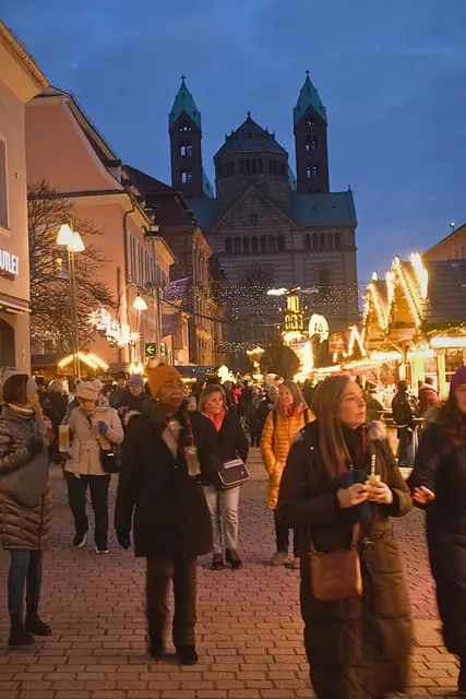 Stimmungsvoll beleuchtete Innenstadt - nur der Dom bleibt dunkel | Foto: Cornelia Bauer
