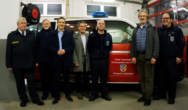 Bürgermeister Christian Burkhart (3.v.l.) mit dem Kreisbeigeordneten Uwe Huth (4.v.l.), Ortsbürgermeister Reinhard Denny (2.v.r.), Hans-Georg Balthasar, Vorsitzendem des Regional-Feuerwehrverbands Vorderpfalz (links), Wehrleiter Bernd Pietsch (rechts), Wehrführer Maik Flick (3.v.r.) und Pfarrer Elmar Stabel (2.v.l.) mit dem umgebauten neuen MTF | Foto: vgv