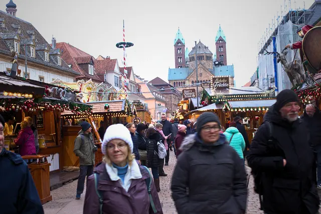 Schon am Nachmittag strömen die Menschen zum Weihnachtsmarkt | Foto: Cornelia Bauer