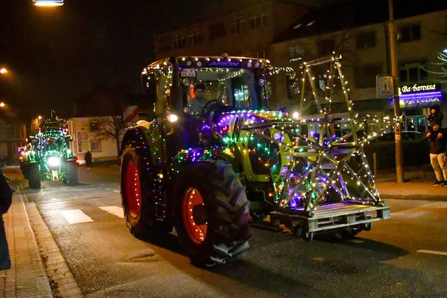 Mit aufwendig dekorierten Lichtmotiven rollen die Teilnehmer der Lichterfahrt durch Ramstein-Miesenbach und begeistern die Zuschauer am Straßenrand. | Foto: Erik Stegner