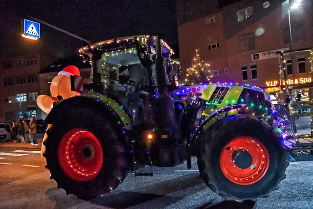 Ein bunt illuminierter Traktor fährt durch Ramstein-Miesenbach und sorgt bei der Lichterfahrt für leuchtende Highlights. | Foto: Erik Stegner