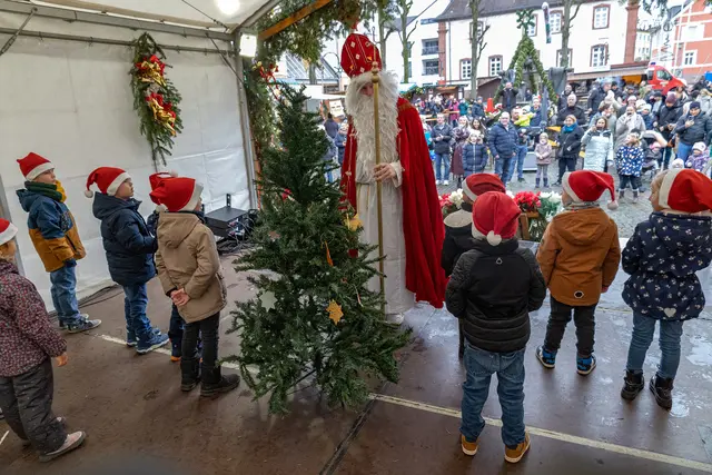 Der Nikolaus begrüßt am Wochenende die Kinder auf dem Ramsteiner Nikolausmarkt und sorgt auf der Bühne für stimmungsvolle Momente. | Foto: Stefan Layes