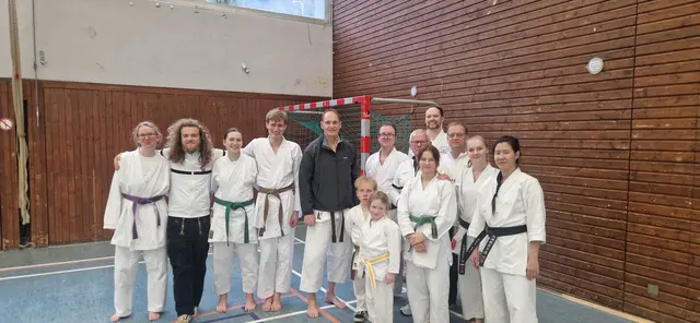 Zahlreiche Karateka vom Dojo Ken Sei Kan nahmen am Lehrgang mit Bundestrainer Thomas Schulze (s7. Dan, schwarze Jacke) teil. | Foto: Harald Kaufmann