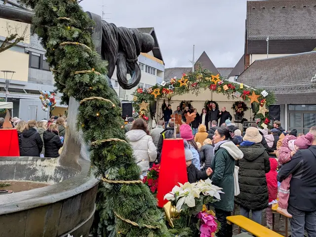 Zahlreiche Besucher versammelten sich am Marktbrunnen, um das Bühnenprogramm beim Nikolausmarkt in Ramstein zu verfolgen. | Foto: Jutta Felka