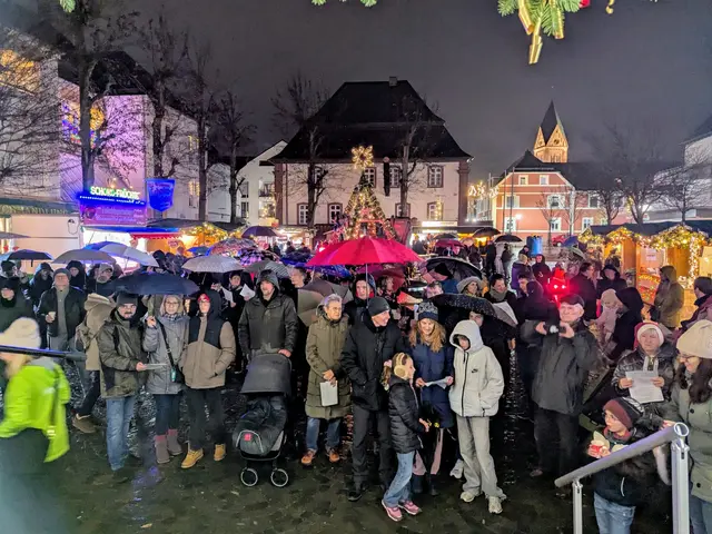 Zahlreiche Besucher trotz Regen: Der Nikolausmarkt in Ramstein sorgte zum Auftakt für stimmungsvolle Momente rund um den festlich geschmückten Marktbrunnen. | Foto: Jutta Felka