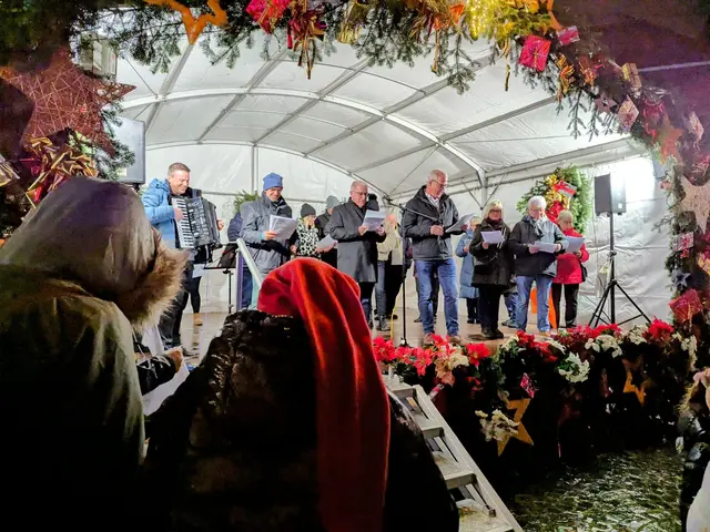 Stimmungsvolles Weihnachtssingen auf dem Nikolausmarkt in Ramstein: Chor und Musiker begleiteten den Auftakt am festlich geschmückten Marktbrunnen. | Foto: Jutta Felka