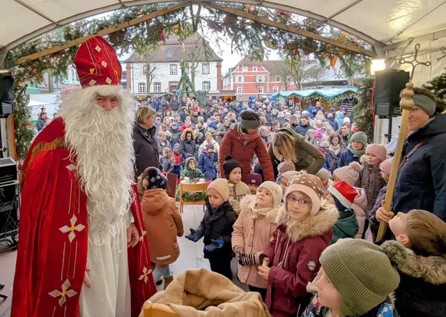 Der Nikolaus begrüßt die Kinder auf dem Nikolausmarkt in Ramstein: Rund um den Marktbrunnen verfolgten zahlreiche Familien das beliebte Bühnenprogramm. | Foto: Jutta Felka