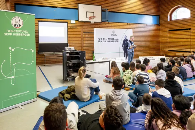 Alle hören zu | Foto: Klaus Venus.