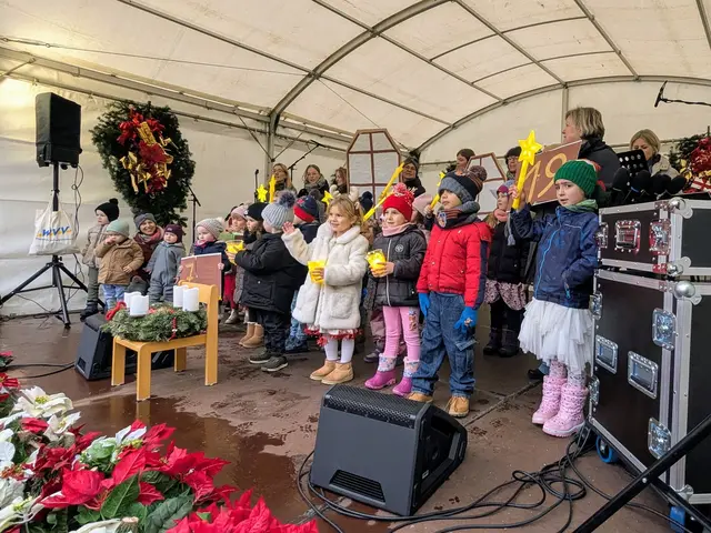Kinder des Montessori-Kindergartens St. Nikolaus eröffneten mit einem fröhlichen Auftritt das Programm auf dem Nikolausmarkt in Ramstein. | Foto: Jutta Felka
