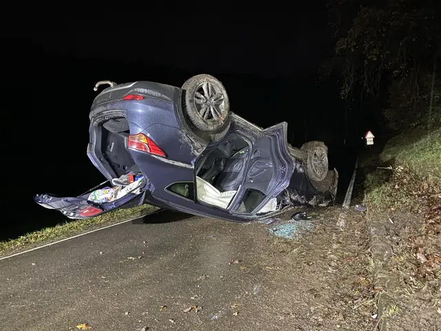 Das Auto kam auf dem Dach zum Stillstand | Foto: Polizeiinspektion Lauterecken