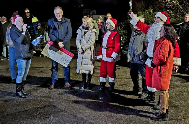 Die Spendenübergabe am Zielort der diesjährigen 10-Sterne-Tour in Altdorf: Riding Santas mit Landrat Dietmar Seefeldt und Vertretern der Ortsgemeinde Altdorf und von Kinderhospiz Sterntaler e.V. | Foto: Simon Grüner