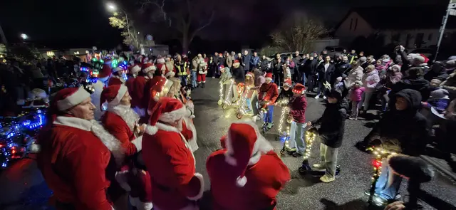 Die Riding Santas lauschen dem Gedicht der AHL Santa Kids | Foto: Simon Grüner