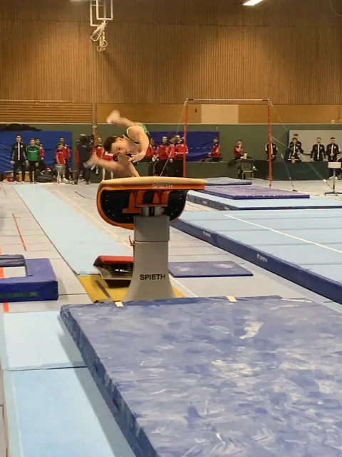 John Edwards beim Sprung. | Foto: Bohlander