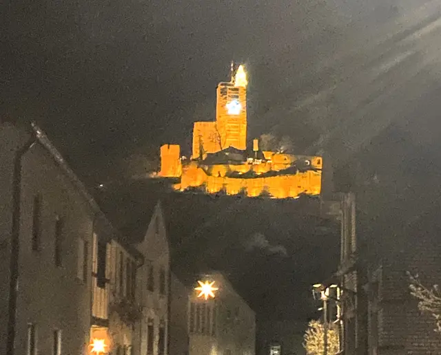 Vom 1. Advent bis zum 6. Januar strahlen sie wieder vom Turm der Wachtenburg herunter ins Tal – der stattliche Weihnachtsbaum und der große Stern. | Foto: Förderkreis Wachtenburg