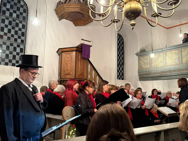 Michael Mai und der Chor beim Weihnachtsspuk in Marnheium | Foto: privat