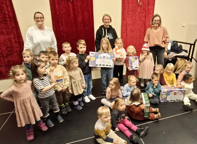 Die Kinder der Kindertagesstätte Buntspecht freuten sich nach ihrem musikalischen Auftritt über die Geschenke, die die Riding Santas mitgebracht hatten. | Foto: Simon Grüner