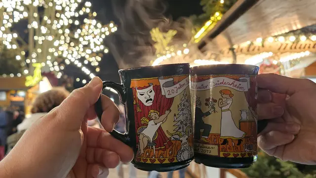 Ein wärmender Moment: Glühwein im Lichterglanz des Deidesheimer Advents | Foto: Eva Bender