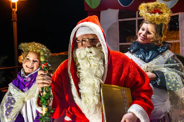 Über 100 Kinder beschenkte der Nikolaus zusammen mit seinen zwei kleinen Engeln bei diesjährigen Burg-Advent auf der Wachtenburg. Sie alle bekamen eine mit Obst, Nüssen und Süßem gefüllten Tüte. | Foto: Förderkreis Wachtenburg