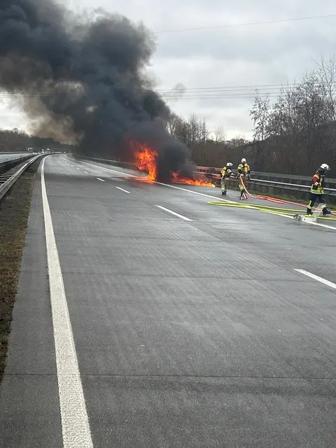 Der Fahrer konnte das Fahrzeug rechtzeitig auf den Standstreifen lenken und unverletzt verlassen, bevor der Wagen innerhalb kurzer Zeit in Vollbrand stand | Foto: Polizeiautobahnstation Kaiserslautern