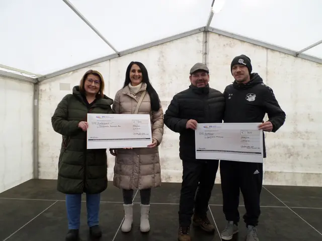 Yvonne Draudt-Awe und Ehemann Christian Awe nutzten den Weihnachtsmarkt zur Spendenübergabe an den Förderverein der Realschule plus sowie an den Sportverein Altenglan | Foto: Anja Stemler