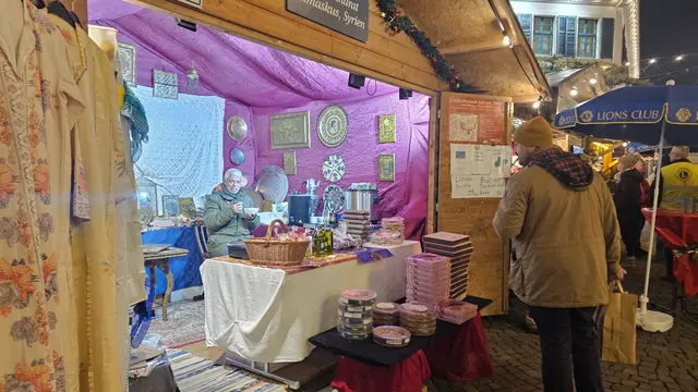 Hassan Alkharat kommt mit seinem Stand seit 29 Jahren auf den Deidesheimer Weihnachtsmarkt. Bei ihm bekommt man nicht nur leckere Suppe, sondern auch interessante Infos zu Syrien (und Schweden). Reisen kann man auch buchen. | Foto: Eva Bender