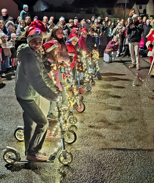 Die AHL Santa Kids auf ihren weihnachtlich geschmückten Rollern bei den Riding Santas | Foto: Simon Grüner