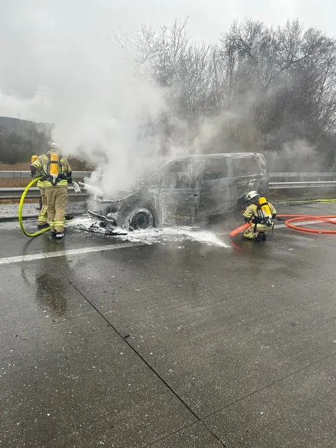 Die Freiwillige Feuerwehr war rasch vor Ort und löschte den Brand zügig | Foto: Polizeiautobahnstation Kaiserslautern