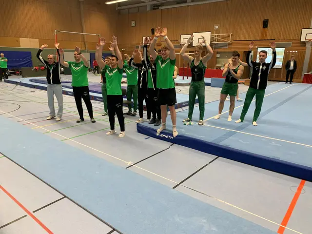 Die Mannschaft lässt sich trotz Niederlage  feiern.  | Foto: Bohlander