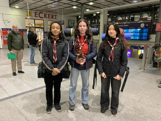 Marie Okindo, Amilia Schröer und Christina Lu (v.l.n.r) vor der Abreise nach Linz auf dem Hauptbahnhof Kaiserslautern | Foto: Peter Krietemeyer
