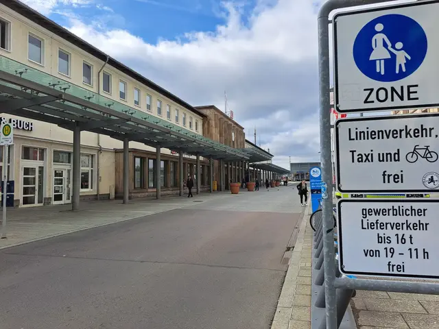 Die Streitigkeiten verlagerten sich vom Bahnhofsgebäude auf den Bahnhofsvorplatz | Foto: Monika Klein