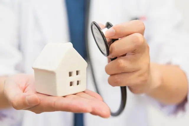 Stellenangebot für Bautechniker: Der Gutachter kennt die Probleme alter Häuser und weiß, welche Schäden bei einzelnen Haustypen beim Kauf zu erwarten sind. Die Berater des VPB helfen nicht nur beim Fertigbau, sondern auch beim Kauf oder Verkauf.  | Foto: sharaku1216/adobe.stock.com