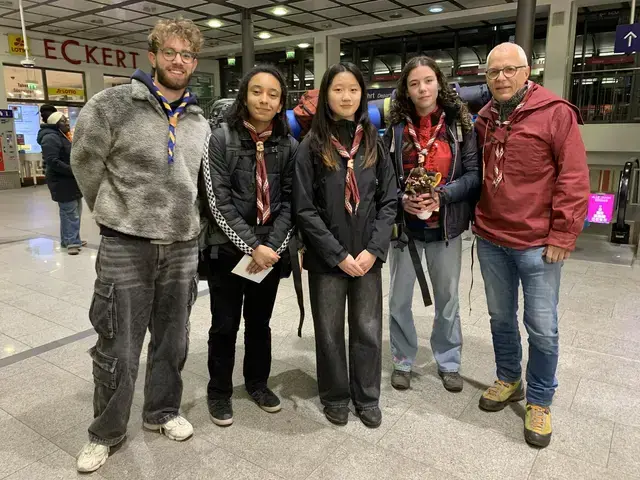 Der stellvertretende Stammesführer Ben Barthel verabschiedet Marie, Christina und Amilia in Kaiserslautern (v.l.n.r.) Ganz rechts der Landesbeauftragte des BdP für den rdp, Peter Krietemeyer (Charly). | Foto: Peter Krietemeyer