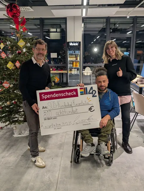 Von links: Michael Breiner (Leiter des SOS-Kinderdorfs Kaiserslautern), Abdul Dogan (Inklusionsathlet und Initiator der Aktion) und Sabine Martin (Referentin Kommunikation im 42kaiserslautern) | Foto: 42kaiserslautern