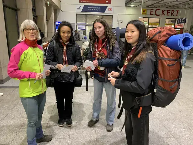 Der BdP Förderverein Stamm Goten unterstützt die drei Mädels mit einem Taschengeld, welches die Schatzmeisterin Tina Friedek überreichte. | Foto: Peter Krietemeyer