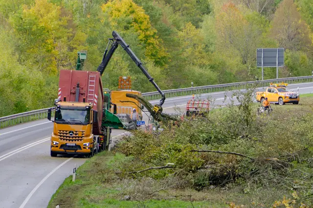 Auf der A62 zwischen Höheinöd und Weselberg laufen derzeit umfangreiche Grünpflegemaßnahmen. Für die Arbeiten mit schwerem Gerät muss die Fahrbahn Richtung Trier vorübergehend gesperrt werden. | Foto: Erik Stegner