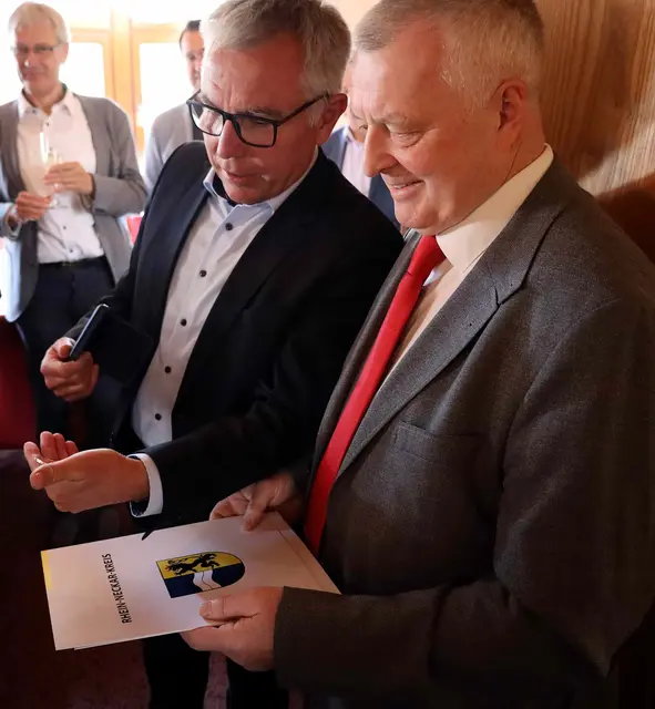 Landrat Stefan Dallinger zeichnete den langjährigen Leiter des Amtes für Schulen, Kultur und Sport im Landratsamt, Matthias Köpfer (rechts), mit der Silbernen Ehrenmedaille des Rhein-Neckar-Kreises aus. | Foto: Landratsamt Rhein-Neckar-Kreis