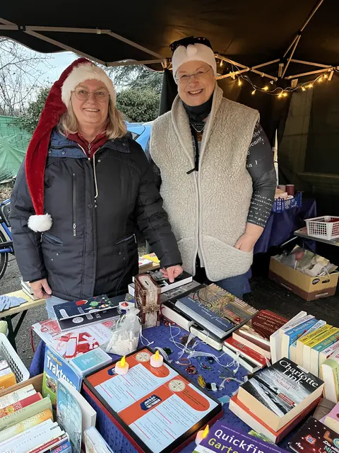 v.l. Carmen Gauglitz und Marianne Stumpf von der Interessensgemeinschaft Bücherschrank Neuhermsheim | Foto: Aljoscha Kertesz
