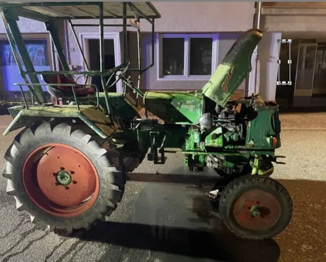 Technischer Defekt: Traktormotor explodiert in der Hauptstraße | Foto: Polizei Neustadt