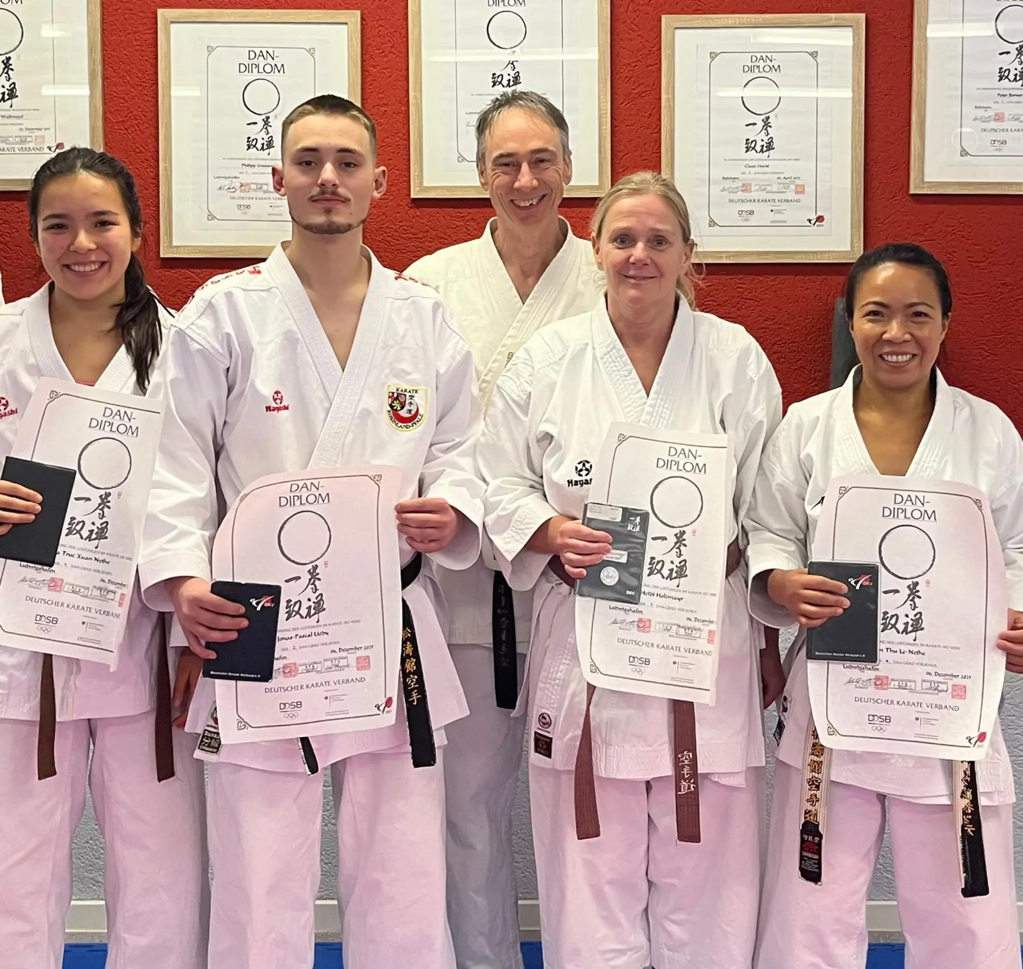 5-Teilnehmer-des-Shotokan-Karate-Dojo-Spira-e-V-bestanden-die-DAN-Pr-fungen