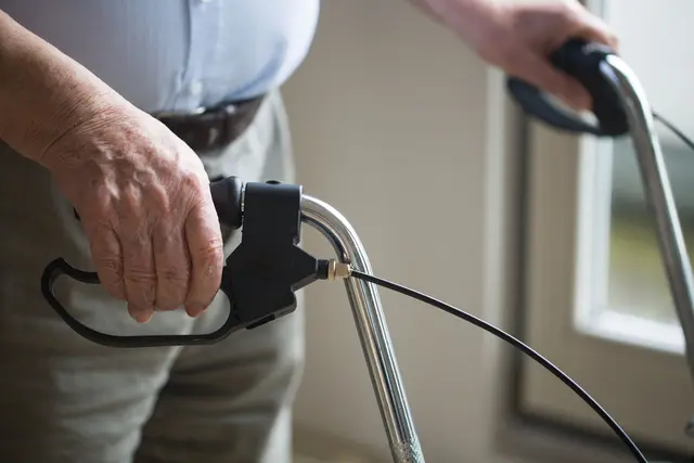 Die Handtasche der Seniorin wurde aus dem Ablagefach ihres Rollators entwendet | Foto: Dagmar Breu/stock.adobe.com
