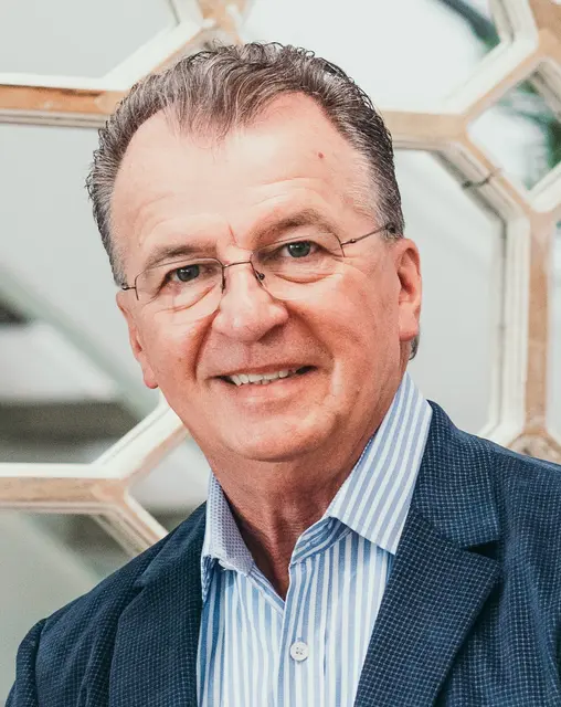 Immobilienmakler Michael Julier legt Wert auf persönliche Nähe, nachvollziehbare Kosten und einen klaren Fokus auf Fairness.  | Foto: Julier Immobilien