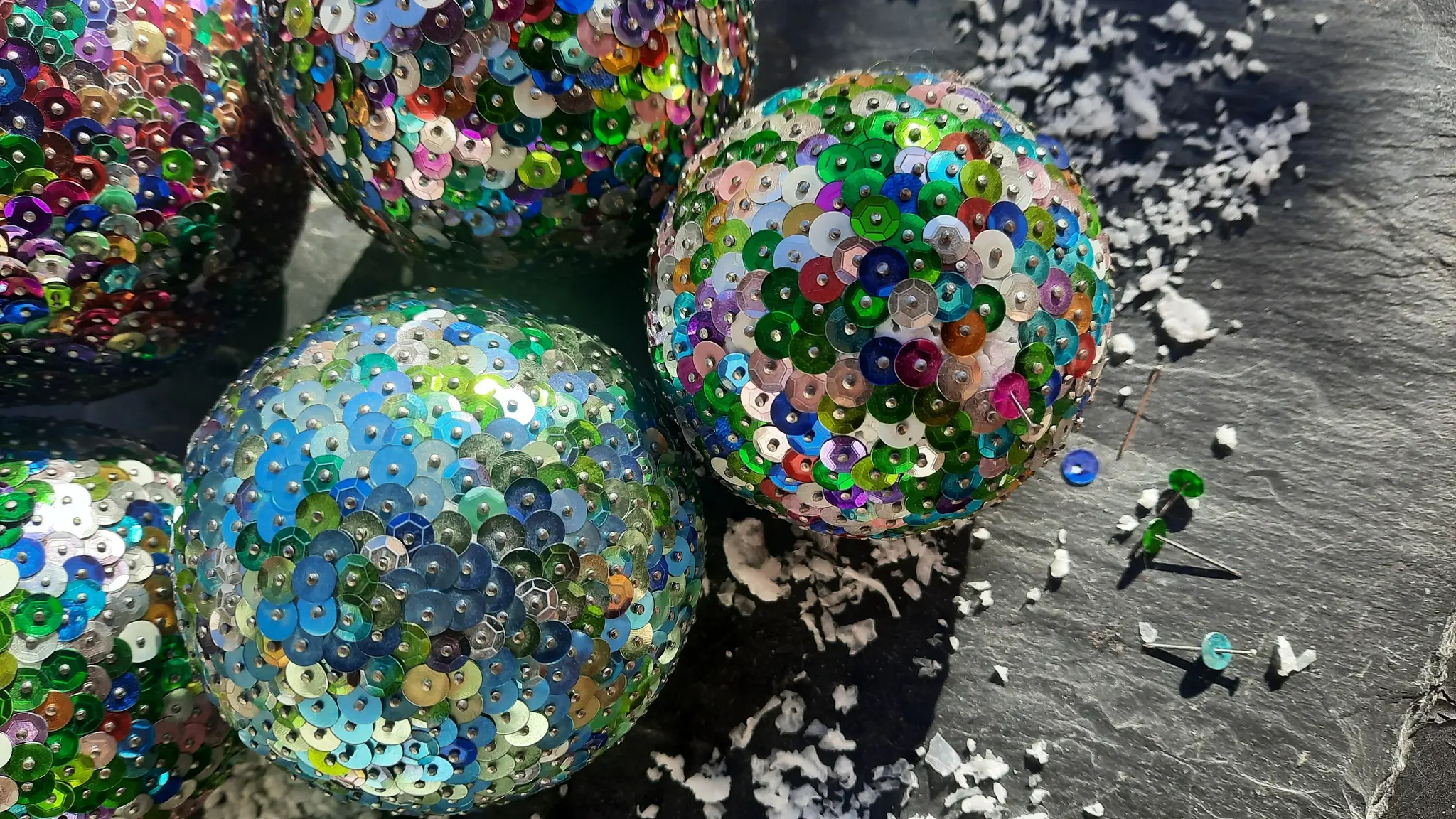 Zauber-aus-Pailletten-So-bringen-selbstgemachte-Kugeln-Ihren-Advent-richtig-zum-Funkeln-