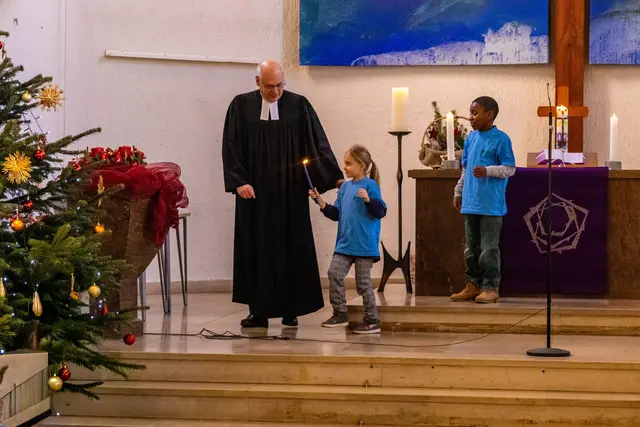 Dekan Ralph Hartmann auf dem Weg zur ersten Adventskerze  | Foto: Wolfgang Neuberth