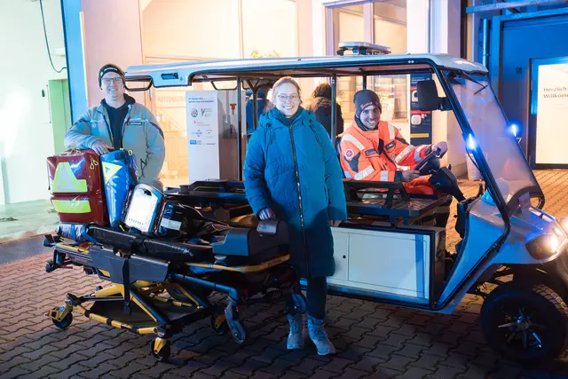 Nicole Zapf von der Sparkasse konnte sich gemeinsam mit Kai Mutschler (links) ein Bild vom neuen Elektro-Sanitätsmobil machen. Am Steuer sitzt Dominik Hinel, der den medizinischen Ausbau des Gefährts verantwortete. | Foto: Rico Fischer