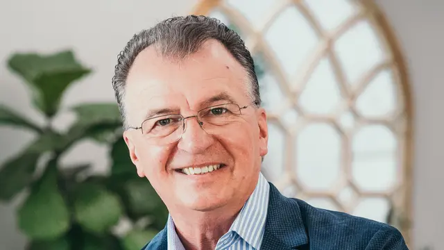 Immobilienmakler Kaiserslautern: Michael Julier begeistert mit seiner Fachkompetenz und seiner Routine, mit der er Immobilienkäufe und -verkäufe unkompliziert erfolgreich zu Ende bringt. | Foto: Julier Immobilien