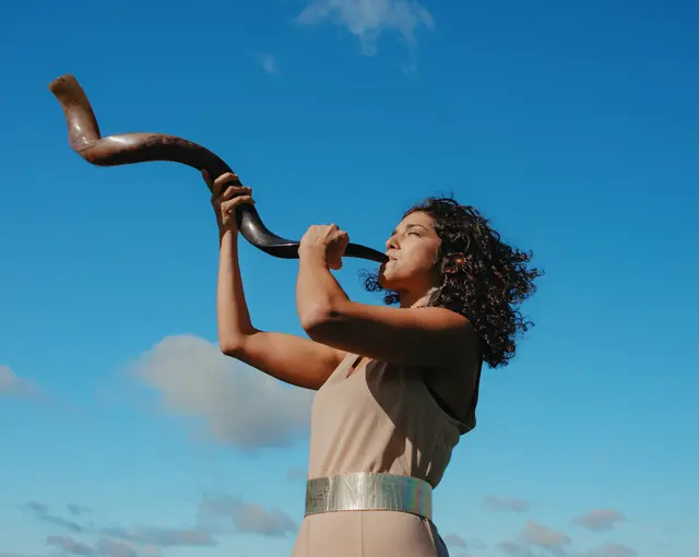 Folkadu lässt jüdische Melodien in neuem Licht erklingen – mit Gesang, Oud, Akkordeon, Trompete und dem archaischen Klang des Schofars | Foto: Camila Berrio/gratis