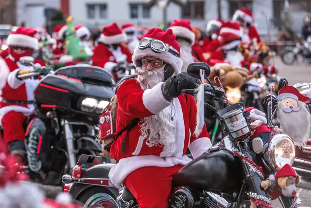 Die Riding Santas sind in der Pfalz sehr bekannt und touren um Weihnachten auf beliebten Strecken
 | Foto: Paul Needham