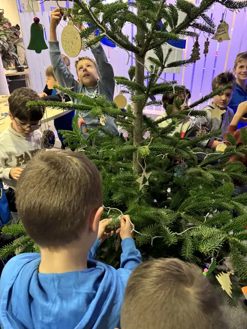 Die U7/U8 des FC Speyer 09 beim Weihnachtsbaumschmuckbasteln. | Foto: Anpfiff ins Leben